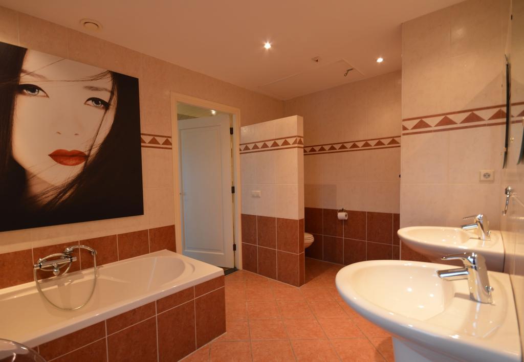 Wake Up Call Bed & Breakfast Westbroek Eksteriør bilde